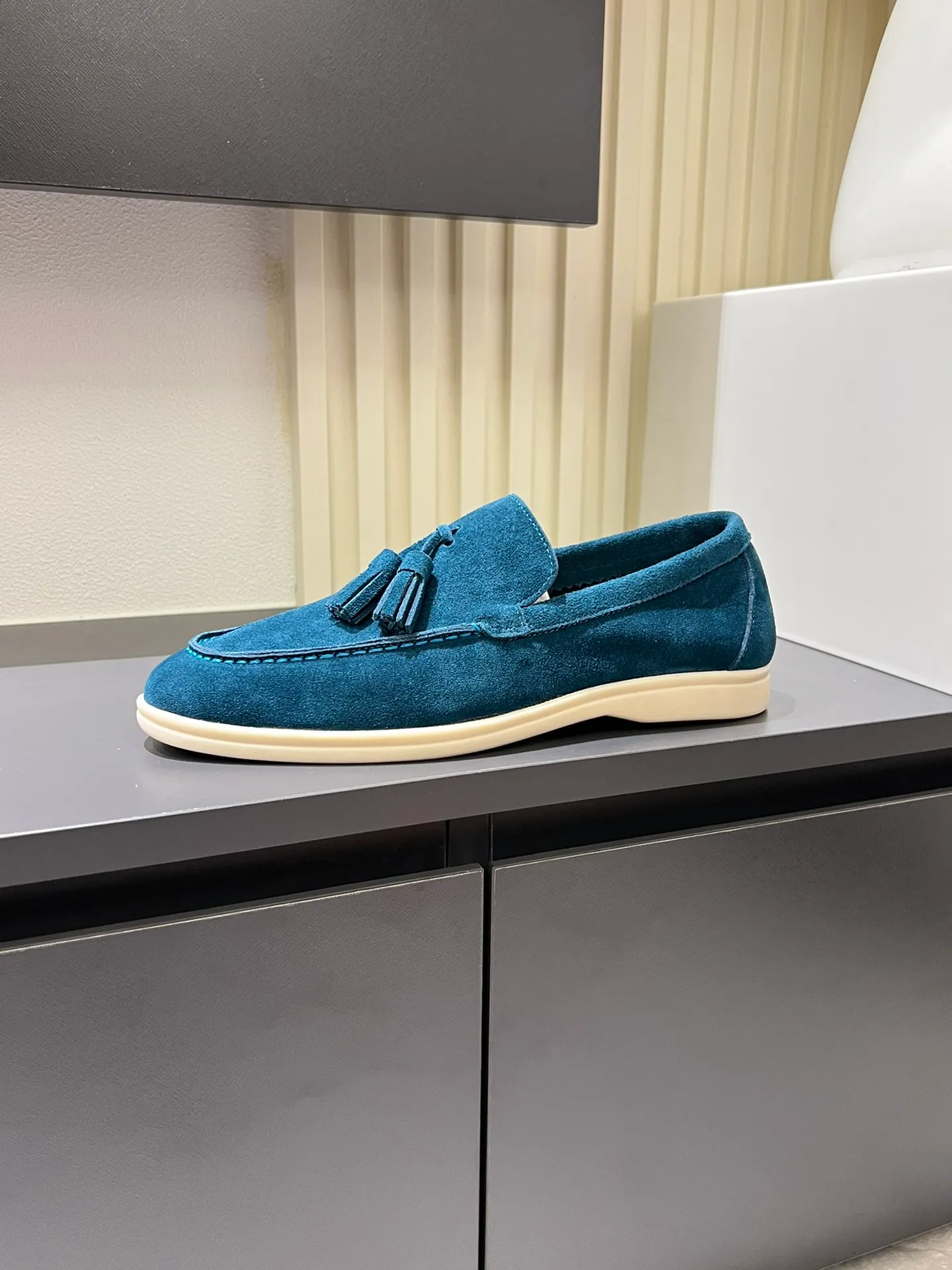 Men's shoes 💰p360 "Loro men's shoes 💰pian'*" Classic L men's shoes for couples 💰p Top version British flat loafers, a must-have item in old money style, the minimalist design is eye-catching and durable, a plus point for dressing The soft foot feel and texture are outstanding. They don’t scratch your feet and are very nice. They are matched with soft and waxy soles. They can be worn daily for a long time without getting tired. They are easy to wear, versatile and classic items, with perfect foot feel and texture! Imported cashmere fabric, the lining is made of imported A-grade water-dyed cow lining, the top version of the genuine leather midsole is sewn with pure handmade mark thread! Size: Female 35-40 (34. Customized) Male 38-44 (45.46. Customized)